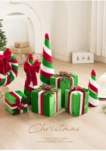 Détails d'ornements de Noël en velours rouge et vert avec des aiguilles de pin et clochettes