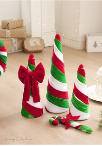 Gros plan de décorations de Noël en velours et ornements de canne à sucre rouges et verts