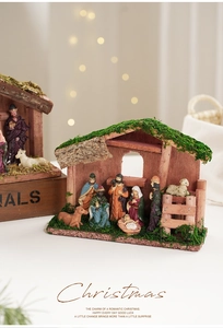 Detalle del pesebre navideño de madera con techo de musgo y figuras de resina pintadas