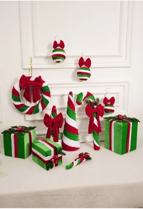 Détails d'ornements de Noël en peluche avec cannes de bonbon et sapins en velours rouge vert