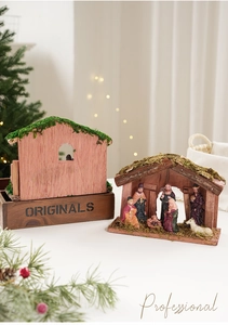 Detalle del pesebre de Navidad de madera artesanal con set de figuras en miniatura