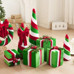 Décorations de Noël en velours avec sapins coniques rayés et ornements rouges et verts