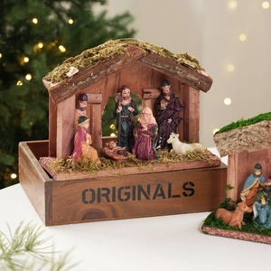 Belén de Navidad de madera con figuras de resina y establo de musgo en bandeja