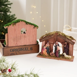 Belén de madera con techo de musgo y figuras en miniatura para decoración navideña