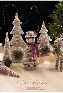 Détail de bonhomme de neige et cerf en corde avec LED et décorations de Noël rouges