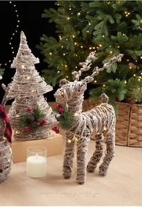 Détail de rennes et sapins illuminés avec finition enneigée et LED blanc chaud