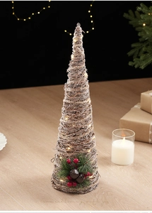 Détail d'un sapin de Noël tissé avec lumières LED chaudes et flocage de neige