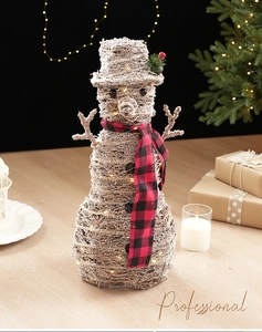 Bonhomme de neige lumineux en rotin marron avec écharpe à carreaux rouges et lumières LED