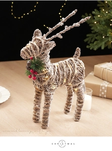 Détail de renne de Noël illuminé avec texture de branches et effet de neige