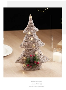 Détail d'un sapin de Noël en rotin éclairé de 43 cm avec neige et baies rouges