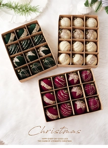 Detalle de bolas de Navidad de terciopelo de lujo con patrones brillantes en tres colores