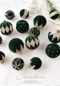 Detalle de bolas de Navidad de terciopelo verde oscuro con patrones de purpurina dorada