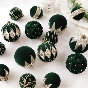 Set de bolas de Navidad flocadas verde oscuro con lentejuelas y diseños de lujo