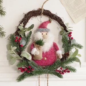 Ghirlanda di Natale con bambola Babbo Natale, aghi di pino e bacche rosse per decorazione
