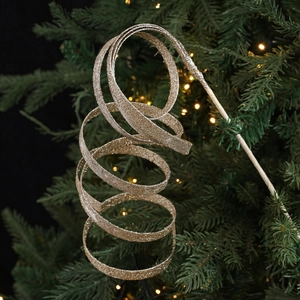 Nahaufnahme von goldenem Glitzer Spiral Zweig Deko auf einem Weihnachtsbaum