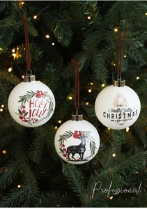 Vista de detalle de bolas de Navidad blancas esmeriladas de 8 cm con patrones