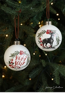 Detalle de bolas de Navidad blancas con texto Holly Jolly y reno en un árbol