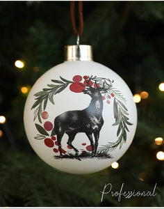 Primer plano de bola de Navidad blanca de 8cm con reno en árbol festivo
