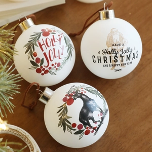 Set de tres bolas de Navidad blancas 8cm mate con estampados festivos y cinta de cuero