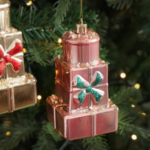 Ornement de sapin boîte cadeau rose à étages avec nœud pailleté vert et détails ors