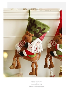 Détail de chaussettes de Noël en peluche avec poupées 3D Père Noël et Renne