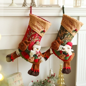Chaussettes de Noël festives avec renne et Père Noël 3D, bordure en peluche sur la cheminée