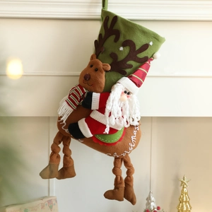 Chaussette de Noël en peluche avec renne 3D et Père Noël suspendus à la cheminée