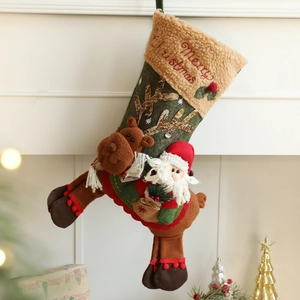 Chaussettes de Noël en peluche avec Père Noël et élan sur une cheminée blanche