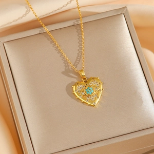 Collier cœur doré avec pendentif œil bleu et cristaux sur fond en soie élégant