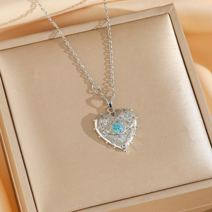 Collier avec pendentif cœur œil protecteur et cristaux sur fond élégant en soie orange