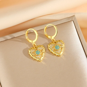 Boucles d'oreilles créoles cœur Œil Maléfique dorées avec cristaux bleus et blancs