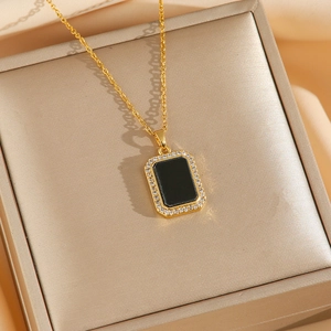 Collier en titane doré avec pendentif rectangulaire noir et serti de zircons brillants