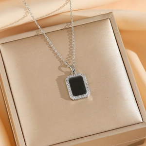 Collier en acier titane argenté avec pendentif rectangulaire noir et serti zircon