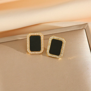 Élégantes boucles d'oreilles rectangulaires en onyx noir avec bordure en zircon