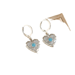 Boucles d'oreilles cœur mauvais œil en acier argenté serties de cristaux bleus et blancs