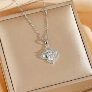 Set gioielli collana con ciondolo a quadrifoglio in zircone argento e orecchini