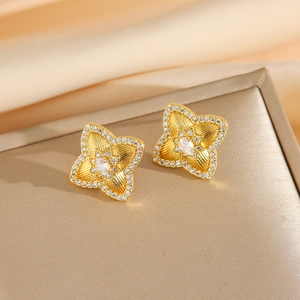 Orecchini a fiore a quattro foglie placcati in oro con zircone e trama radiale