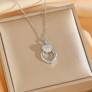 Elegante collana con ciondolo a cuore in argento e zirconi su portagioie dorato