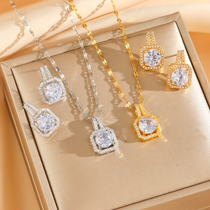 Coffrets collier et boucles d'oreilles en zircone dorés et argentés sur boîte à bijoux