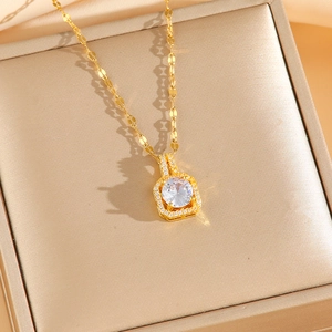 Collier élégant en titane doré avec pendentif carré en zircon sur une boîte texturée