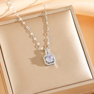 Collier géométrique élégant avec pendentif carré en zircon et chaîne fine argentée