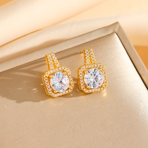 Boucles d'oreilles carrées en plaqué or 18 carats avec zircons et micro-pavage