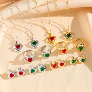 Parure bijoux Cœur de l'Océan avec pierres rouges et vertes sur finitions or et argent