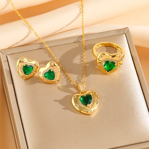 Parure bijoux coeur doré avec cristaux verts et petites pierres blanches sur soie