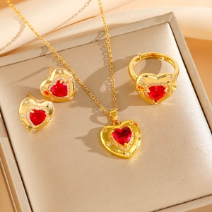 Parure de bijoux en titane doré avec cœurs en pierre rouge et cristaux étincelants