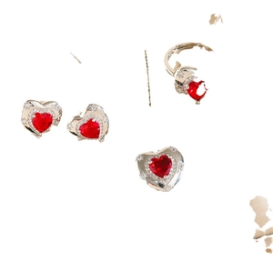 Ensemble de bijoux cœur avec collier, boucles d'oreilles et bague en cristal rouge