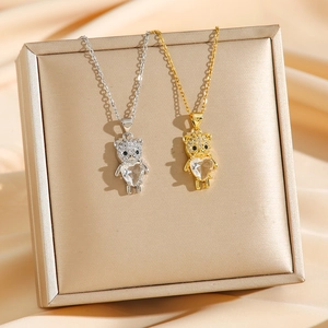 Colliers pendentif ours en zircone doré et argenté sur fond de soie élégante