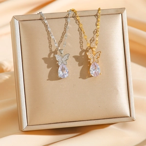 Collier papillon élégant avec pendentif en zircone poire en finitions dorée et argentée