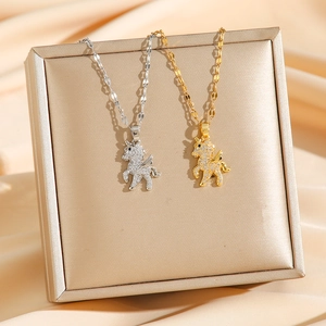 Collane con unicorno in oro e argento con cristalli scintillanti su sfondo satinato dorato
