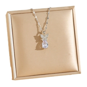 Collier élégant avec pendentif papillon en zircone et goutte sur boîte cadeau
